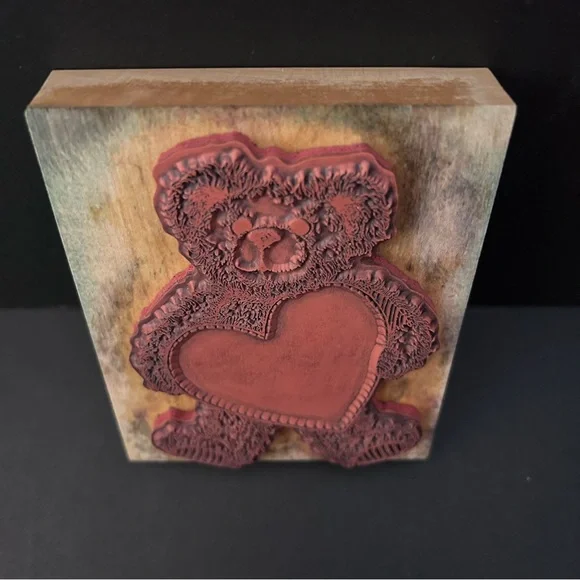 Wood mount Teddy bear with heart rubber stamp - Picture 3 of 3